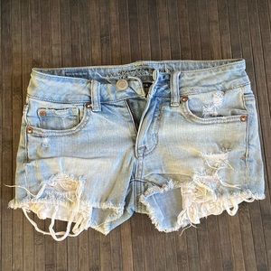 American Eagle Distressed Light-wash Shorties 00